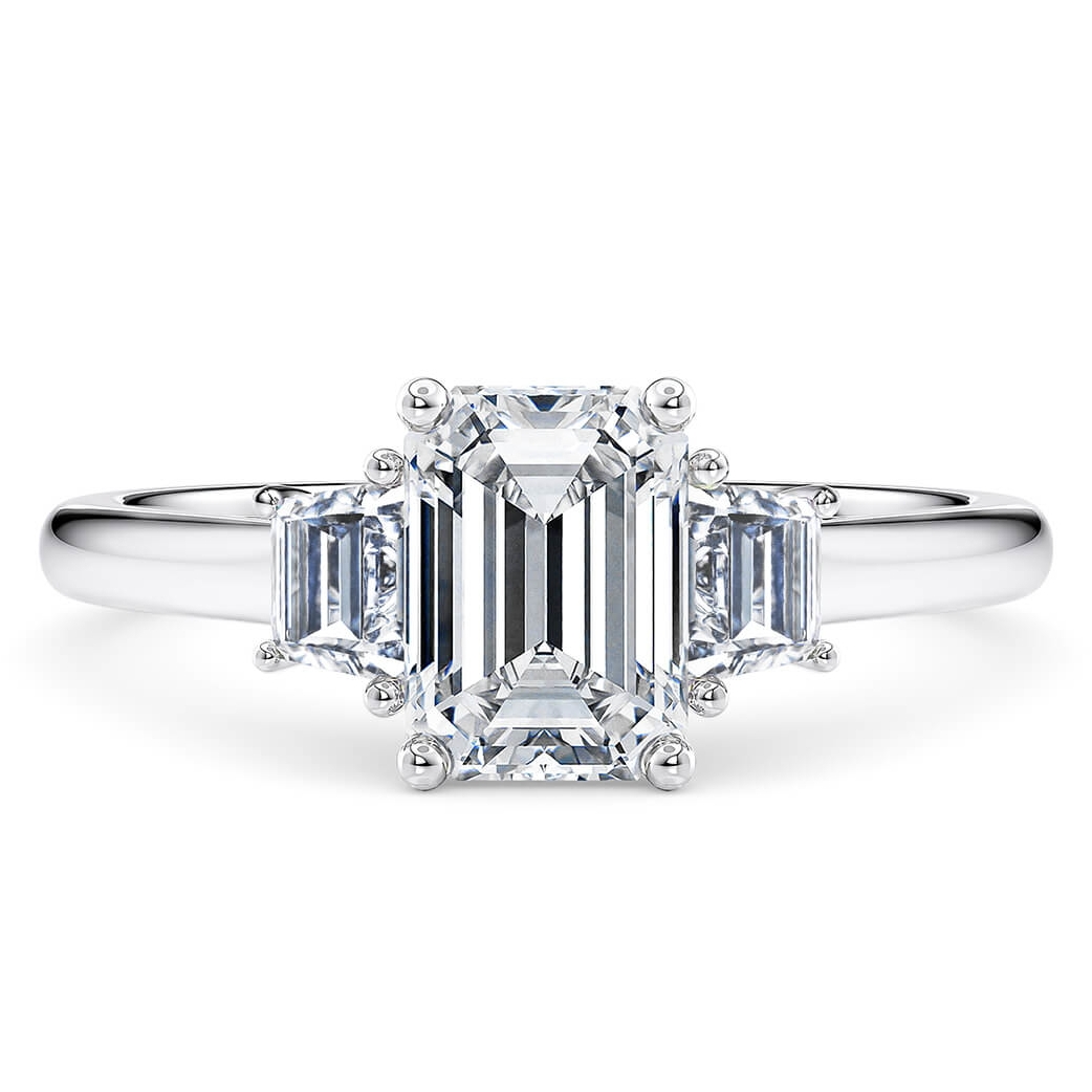 Solitario “Valenza Po” – Diamante Naturale a forma di Smeraldo  - Montatura in Oro Bianco 18 kt