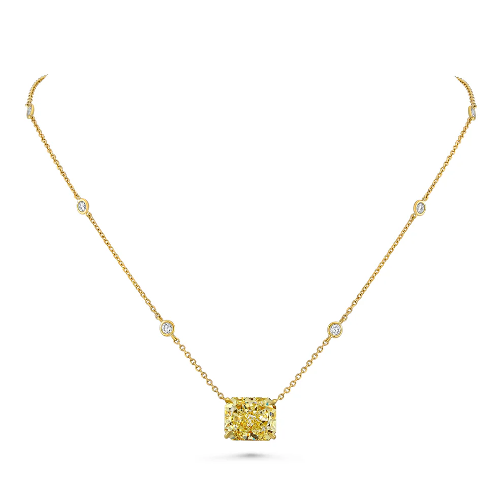 Girocollo punto luce modello griffe in oro giallo 18kt, diamante fancy ct 0.60 GIA , taglio cuscino