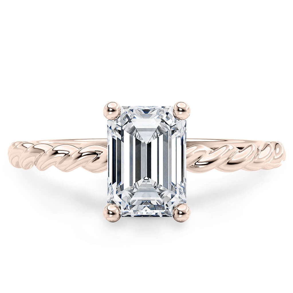 Solitario “Sibilla” – Diamante Naturale Taglio Smeraldo e Montatura in Oro Rosa 18 kt